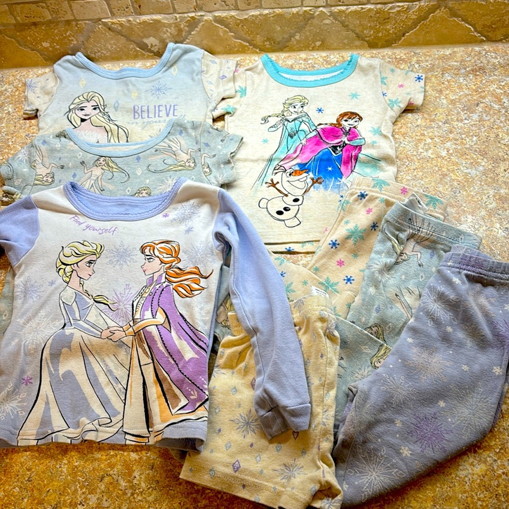 Sold——Girls Frozen 3T pajamas 8 piece lot